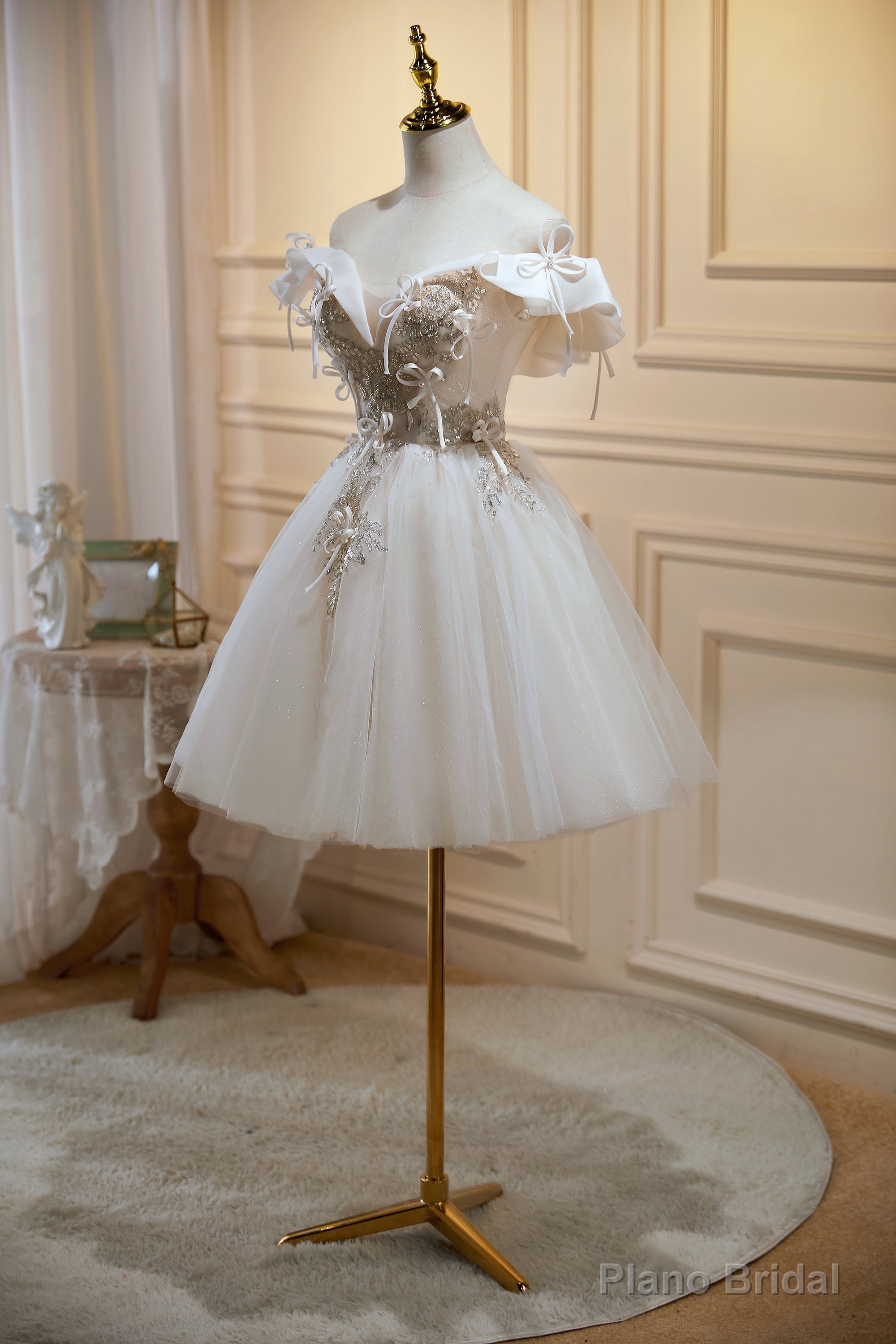 Chic Off The Shoulder V Neck Tulle Short Homecoming Dresses Secondary image