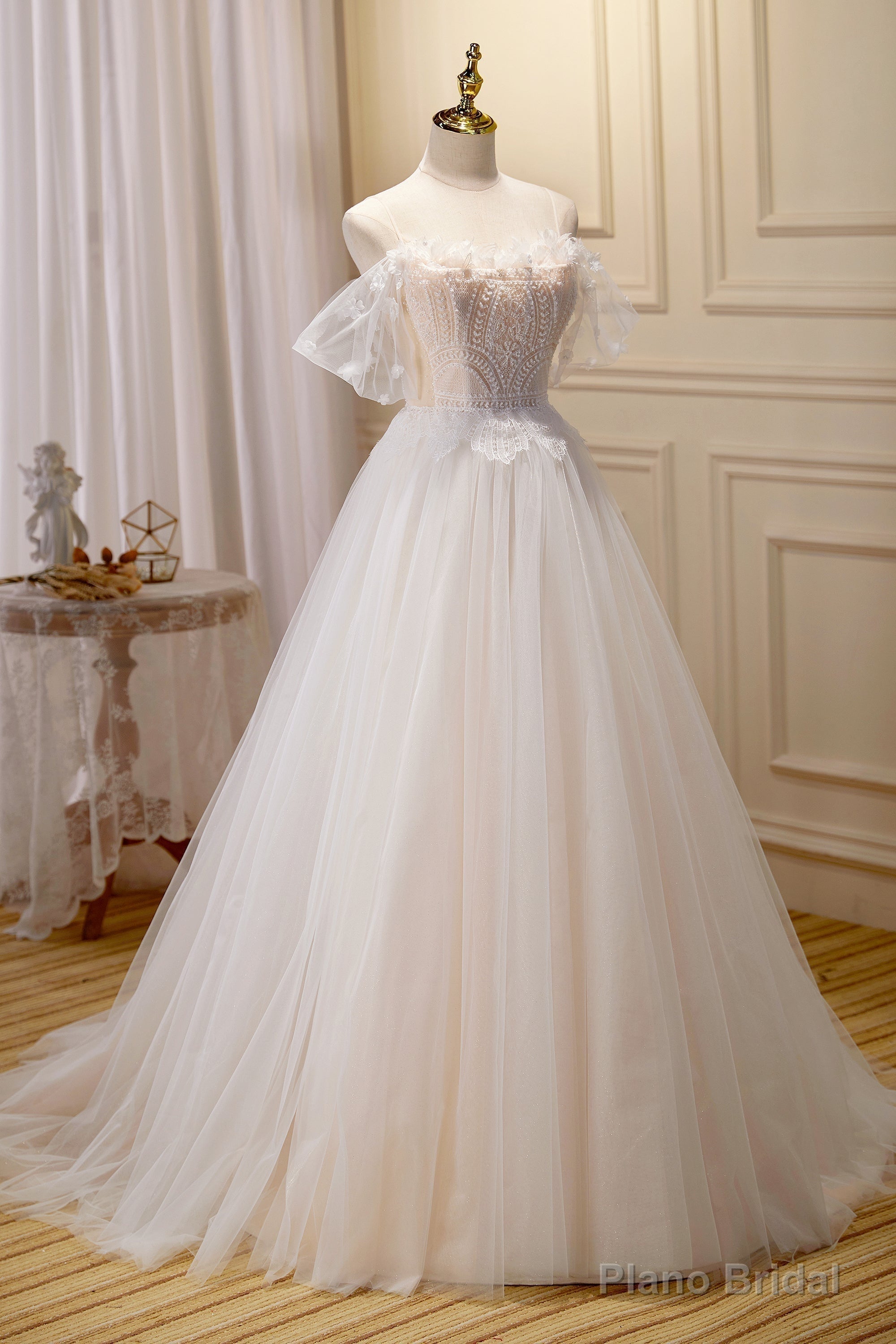 Chic Spaghetti Straps Beading A Line Tulle Wedding Gown Main image
