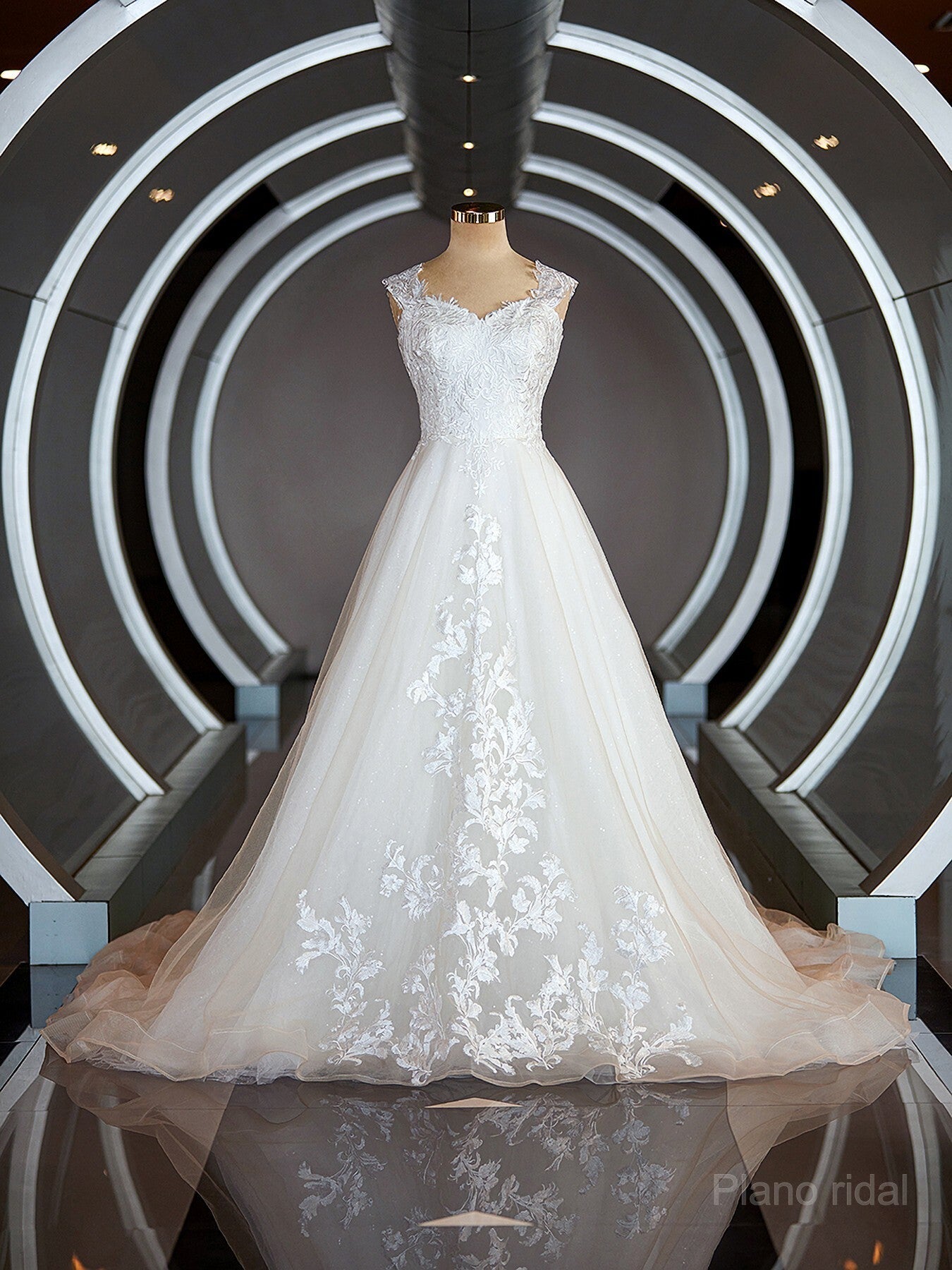 A-Line/Princess Sweetheart Sweep Train Lace Wedding Dresses with Appliques Lace Main image