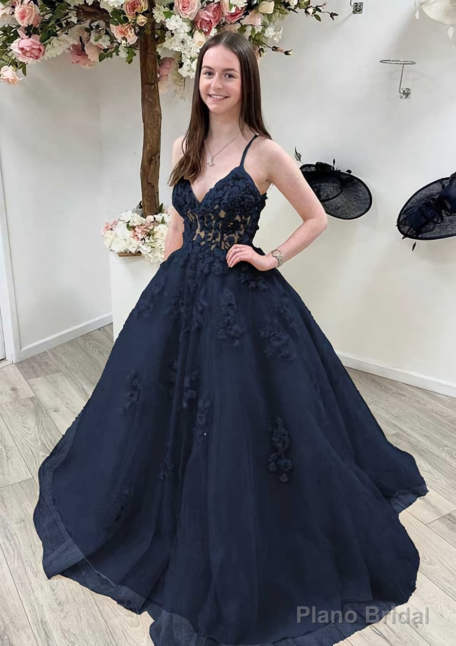 A-line Princess V Neck Sleeveless Sweep Train Tulle Prom Dresses With Appliqued Beading Lace Secondary image