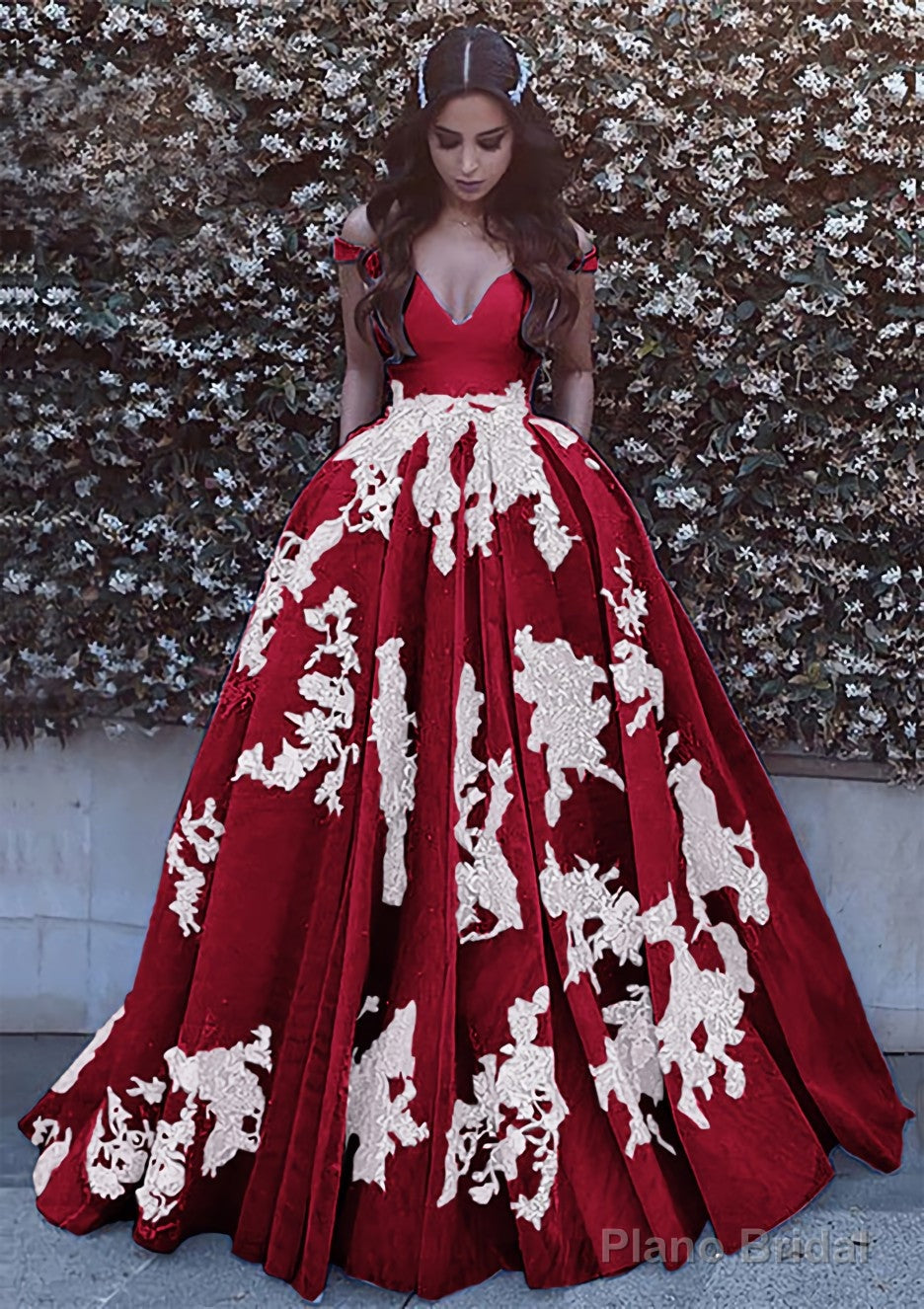 Ball Gown Off-the-Shoulder Sleeveless Court Train Tulle Prom Dresses With Pleated Appliqued