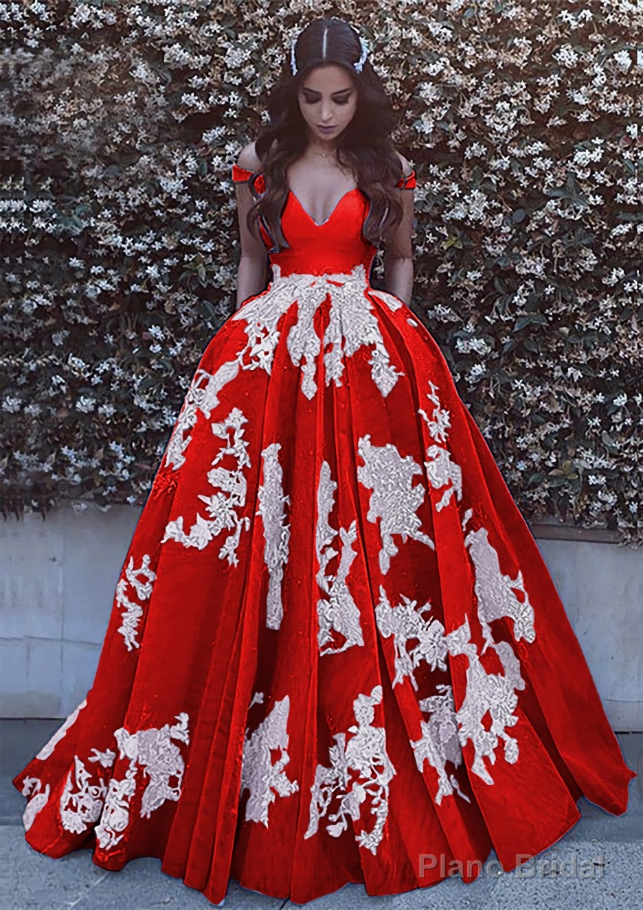 Ball Gown Off-the-Shoulder Sleeveless Court Train Tulle Prom Dresses With Pleated Appliqued