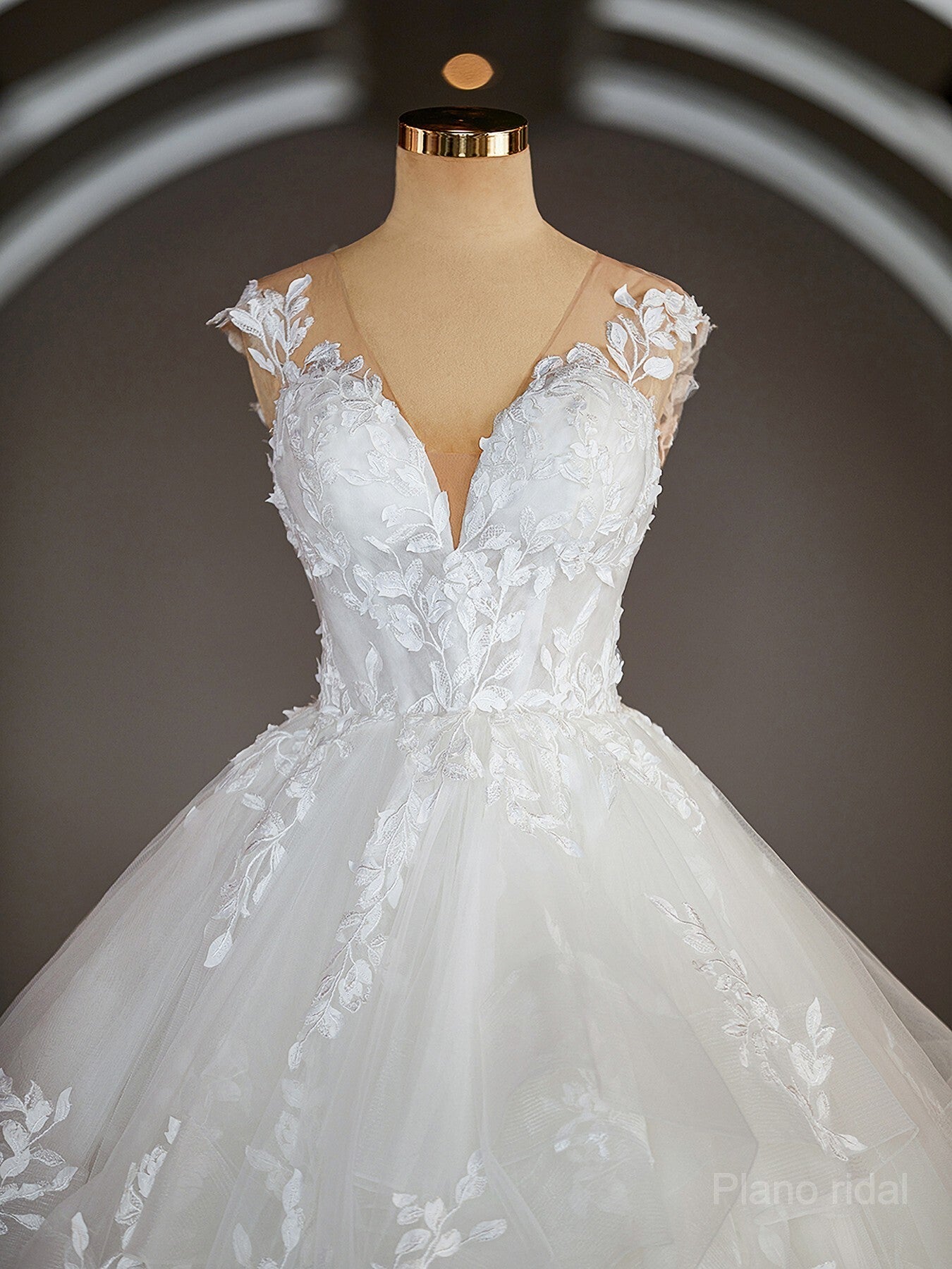 Ball-Gown V-neck Court Train Tulle Wedding Dresses with Appliques Lace Secondary image
