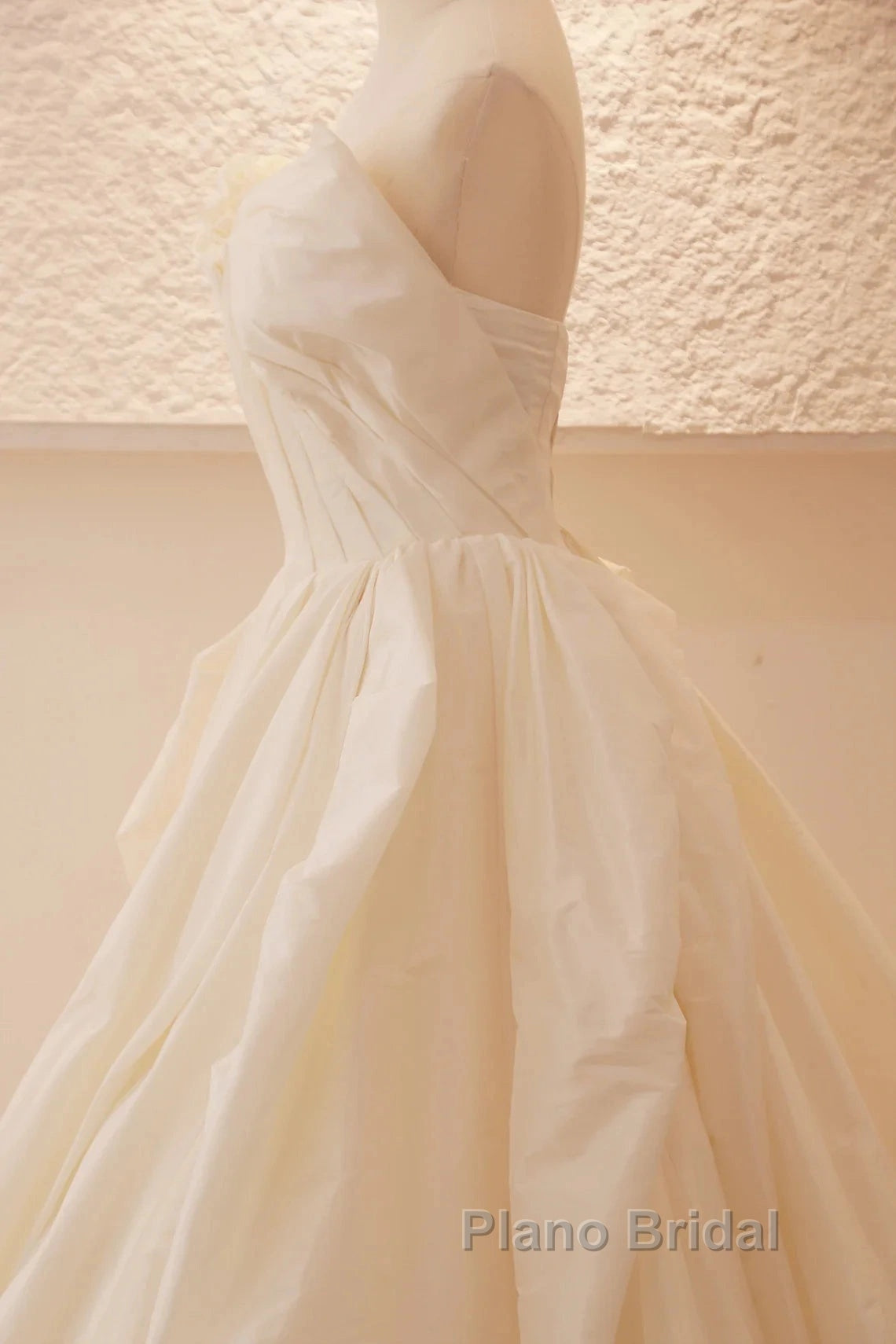 Beige Wedding Dresses Strapless Sleeveless A-Line Full Bridal Dresses Sophisticated Wedding Gown With Train