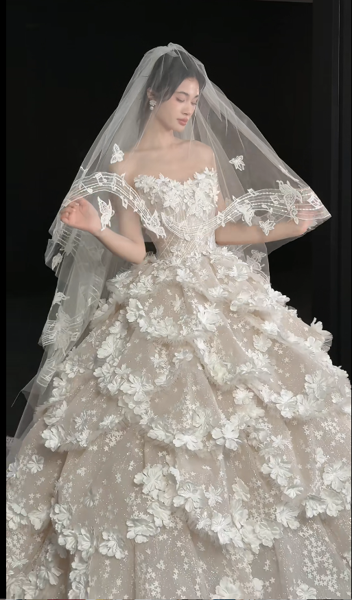 Chic A-Line Long Wedding Dresses Tulle Strapless White Bridal Gowns Appliques Sleeveless Bridal Dresses Secondary image