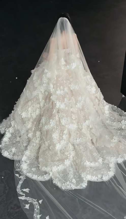 Chic A-Line Long Wedding Dresses Tulle Strapless White Bridal Gowns Appliques Sleeveless Bridal Dresses