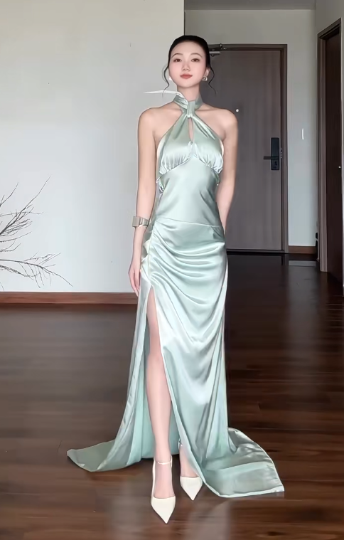 Chic Sheath Green Wedding Guest Dresses Satin Halter Long Formal Evening Dresses