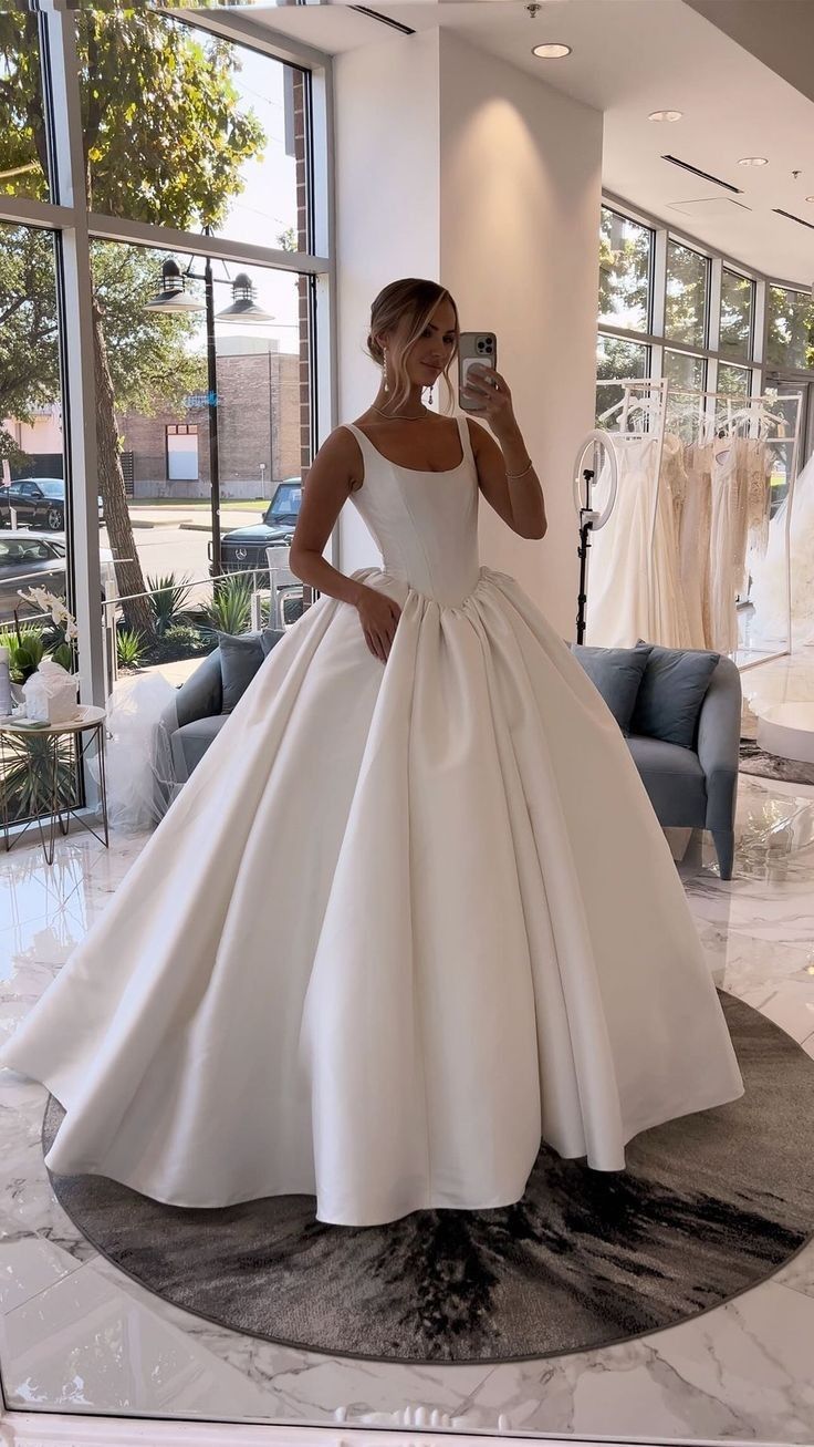 Classic Bridal Gown Ball Gown Square Neck Sleeveless Satin Long White Wedding Dresses Elegant Bridal Gowns Brides Dresses
