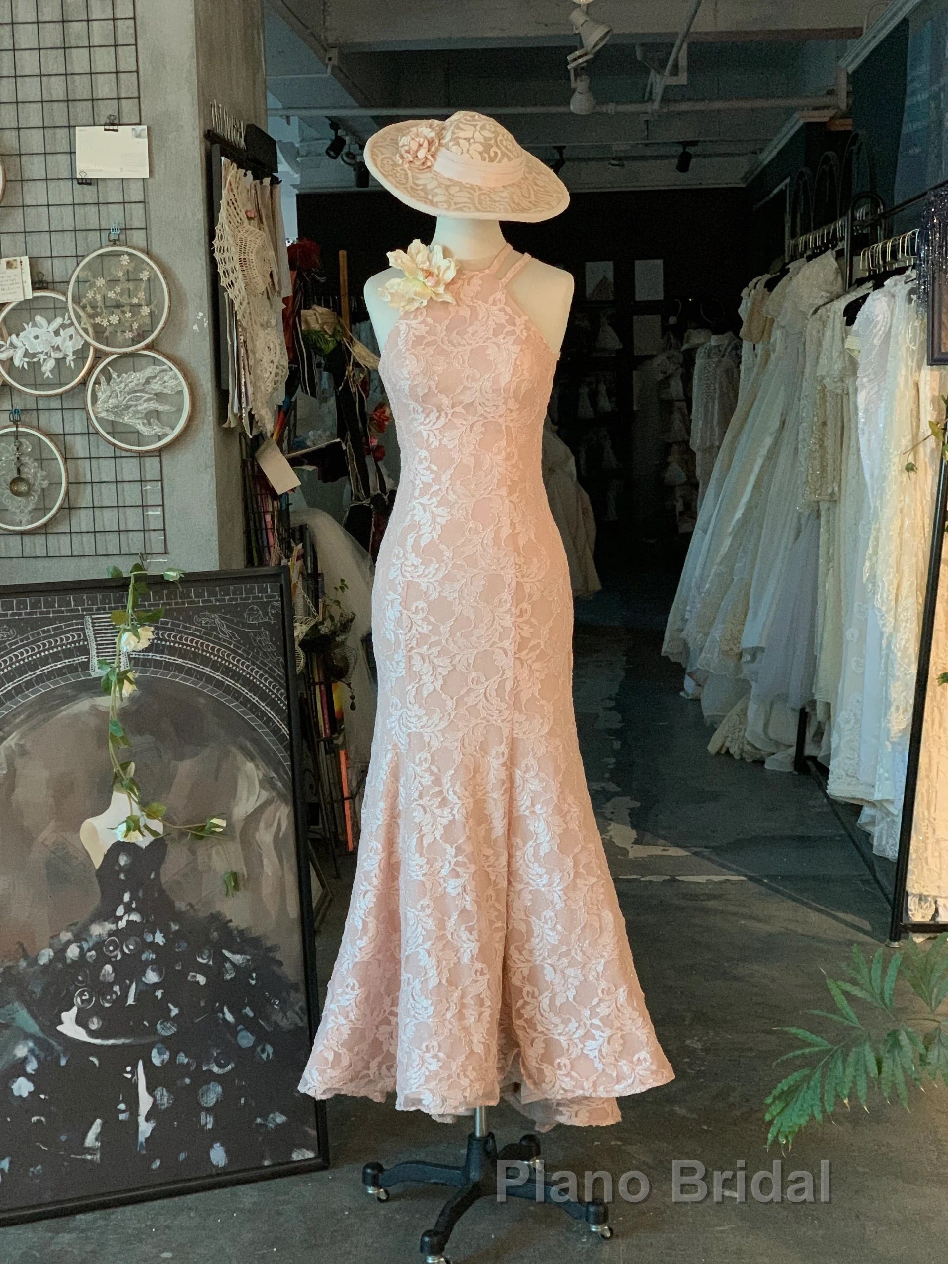 Classic Vintage Lace Floor Length Mermaid Wedding Dresses Secondary image