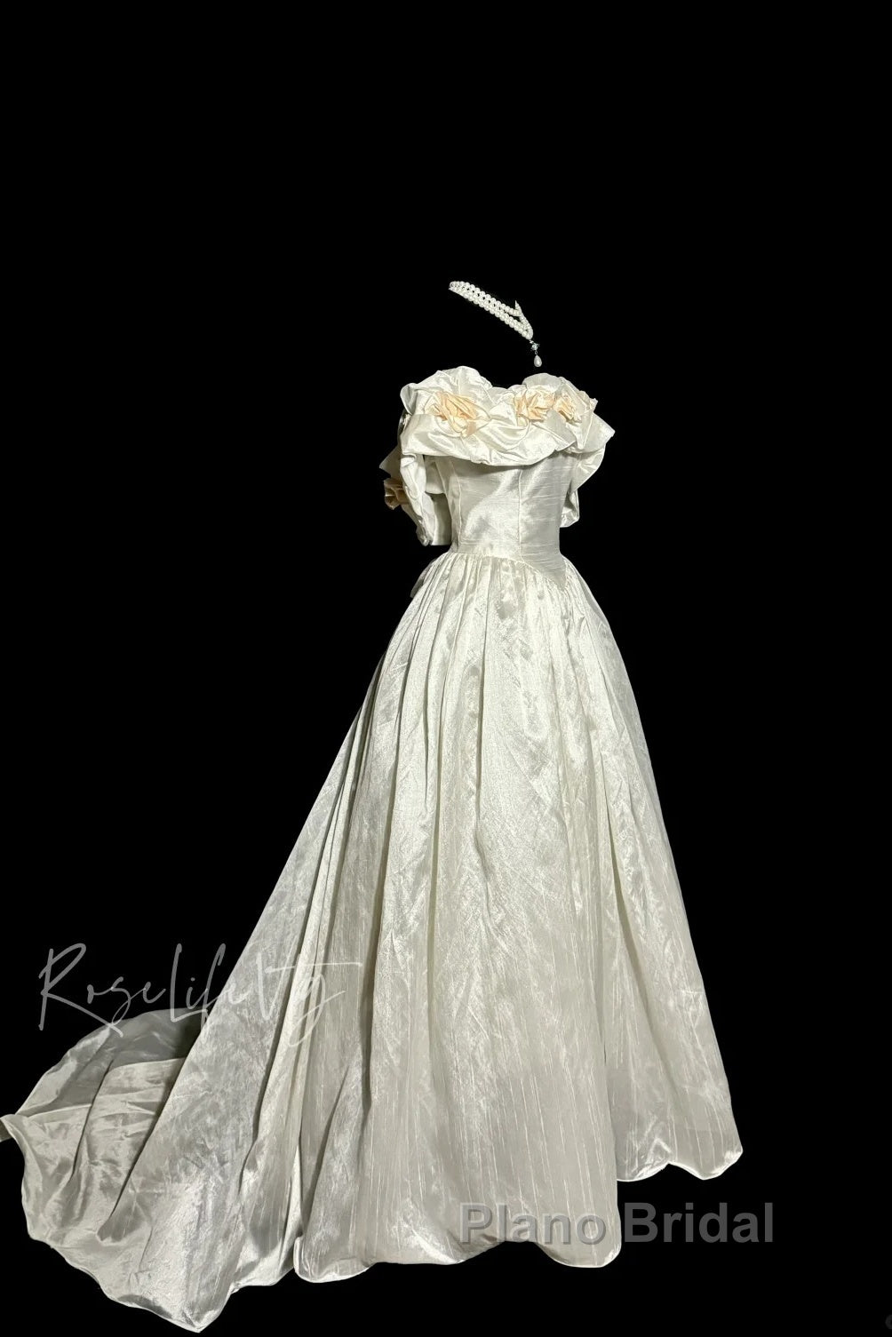 Classy Ball Gown Off The Shoulder Lace Ivory Long Wedding Dresses Bridal Dresses Secondary image
