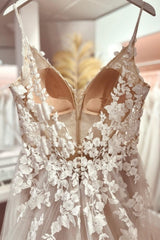 Classy V-Neck Spaghetti-Straps Sleeveless Long Lace Wedding Dresses Online