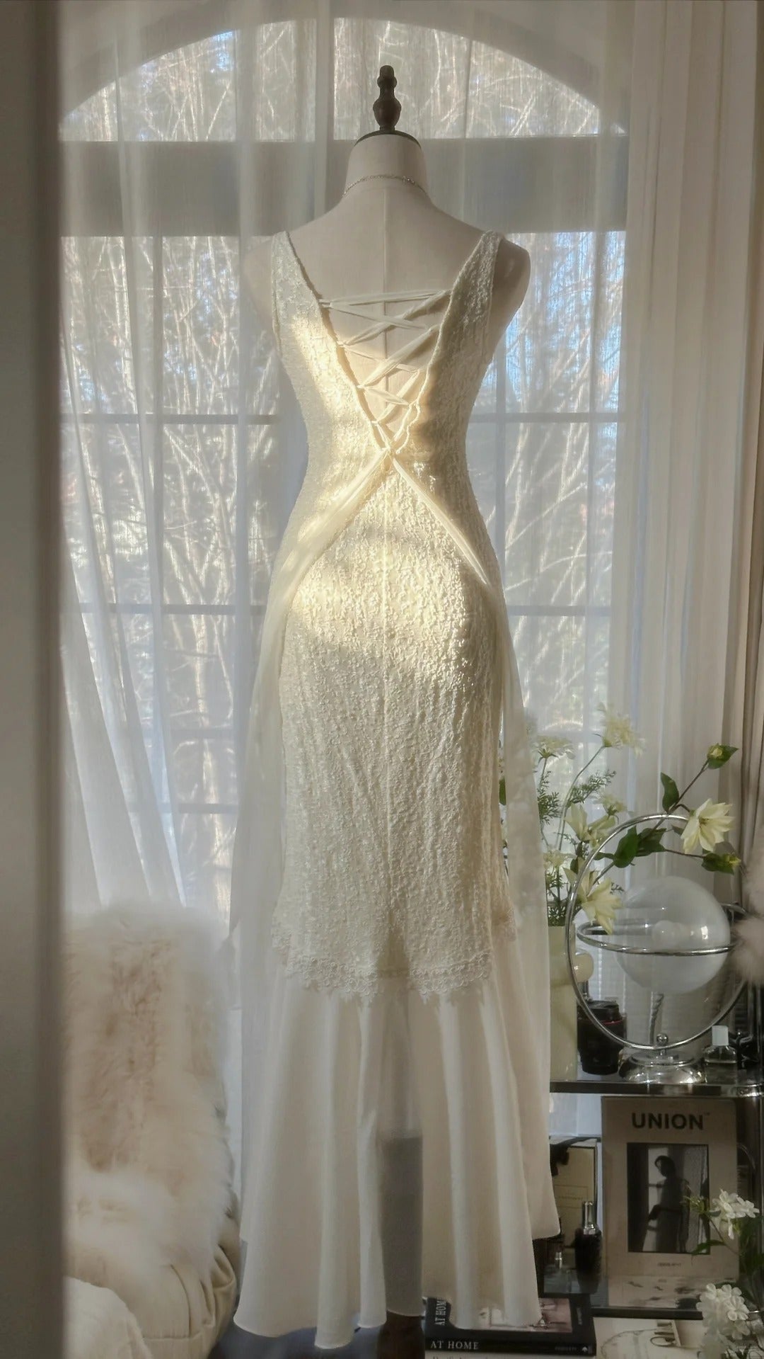 Clean And Elegant White V-Neck Lace Beaded Mermaid Long Formal Prom Dresses