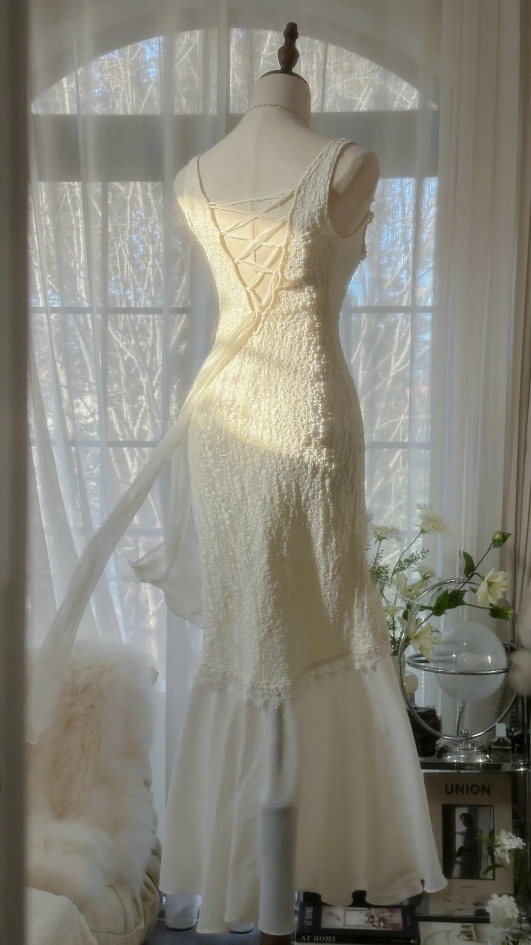 Clean And Elegant White V-Neck Lace Beaded Mermaid Long Formal Prom Dresses