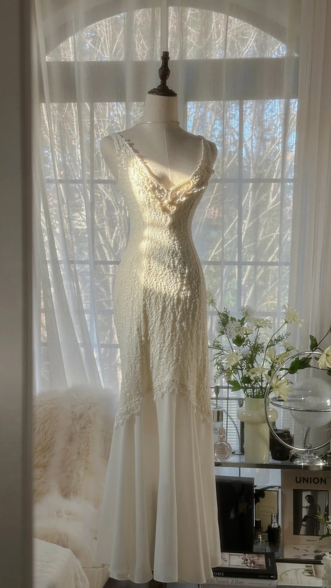 Clean And Elegant White V-Neck Lace Beaded Mermaid Long Formal Prom Dresses