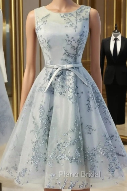 Elegant A-Line Scoop Sleeveless Open-Back Silver Tulle Short Homecoming Dresses Main image