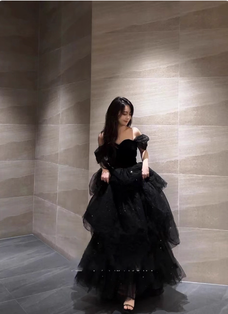 Elegant Black A-Line Off-The-Shoulder Shimmer Tiered Tulle Long Formal Prom Dresses