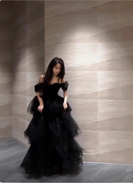 Elegant Black A-Line Off-The-Shoulder Shimmer Tiered Tulle Long Formal Prom Dresses