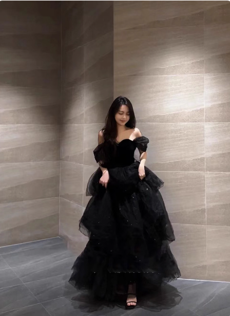 Elegant Black A-Line Off-The-Shoulder Shimmer Tiered Tulle Long Formal Prom Dresses