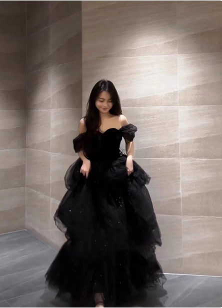 Elegant Black A-Line Off-The-Shoulder Shimmer Tiered Tulle Long Formal Prom Dresses