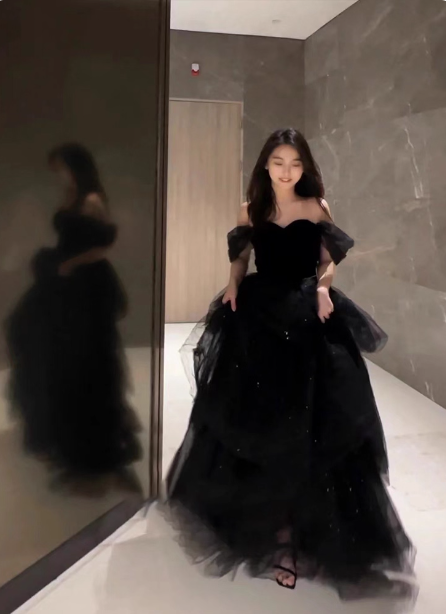 Elegant Black A-Line Off-The-Shoulder Shimmer Tiered Tulle Long Formal Prom Dresses Main image