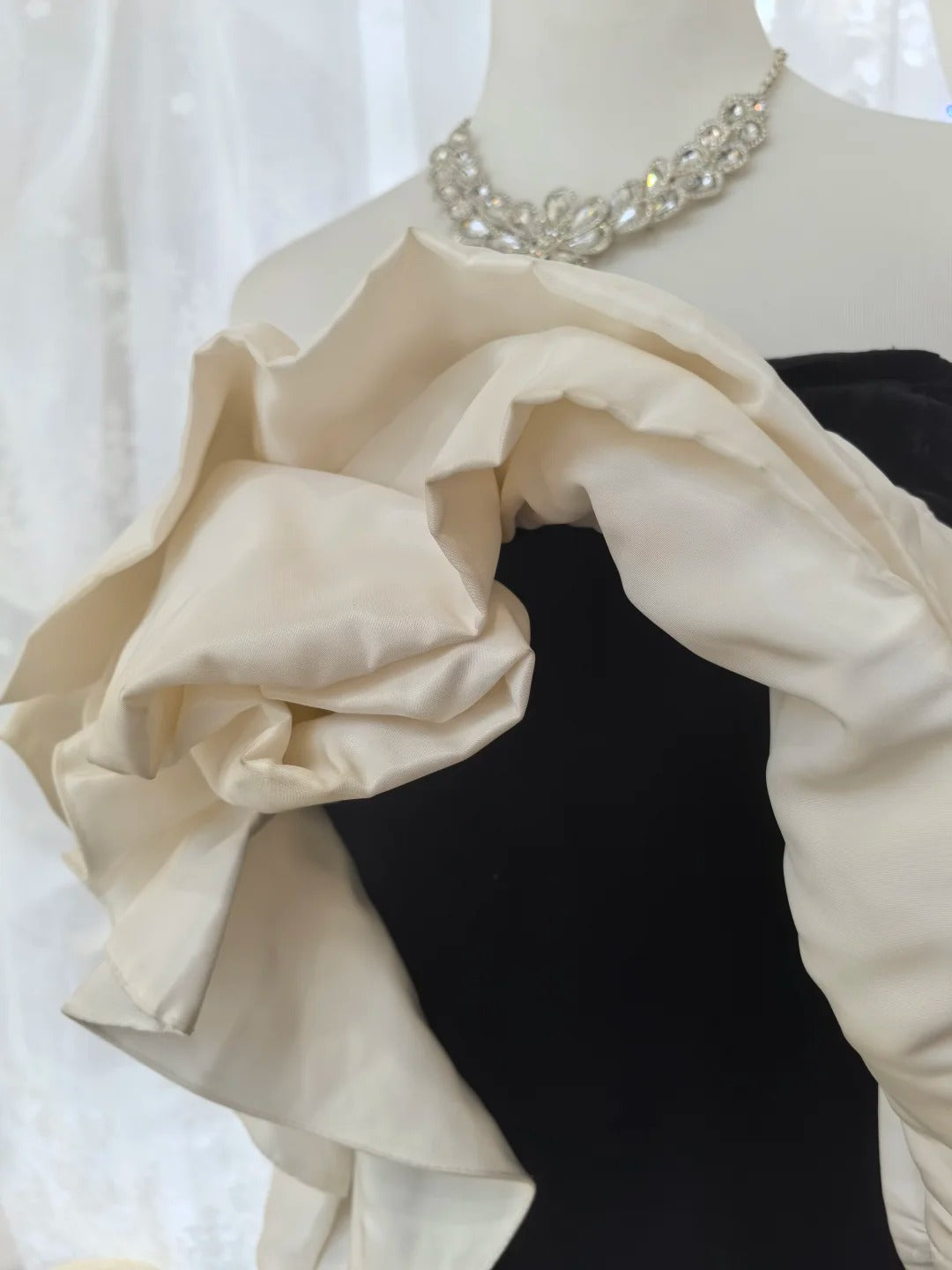 Elegant Black And White Color-Blocked Mermaid Strapless Velvet Satin Long Formal Prom Dresses
