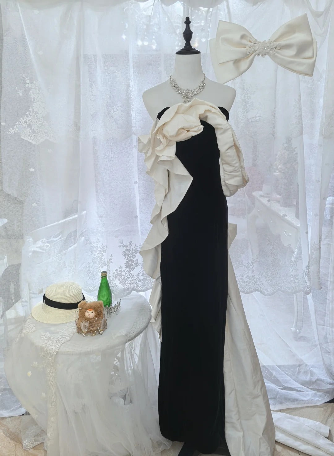 Elegant Black And White Color-Blocked Mermaid Strapless Velvet Satin Long Formal Prom Dresses Main image