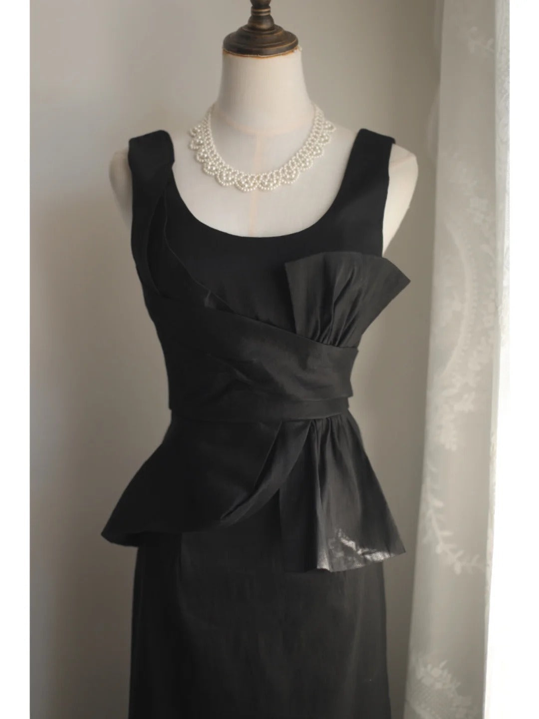 Elegant Black Pleated U-Neck Mermaid Satin Long Formal Prom Dresses Secondary image