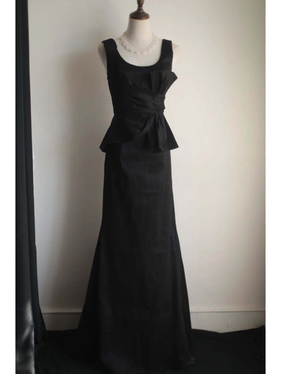 Elegant Black Pleated U-Neck Mermaid Satin Long Formal Prom Dresses
