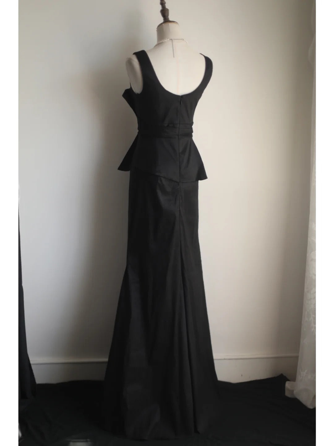 Elegant Black Pleated U-Neck Mermaid Satin Long Formal Prom Dresses