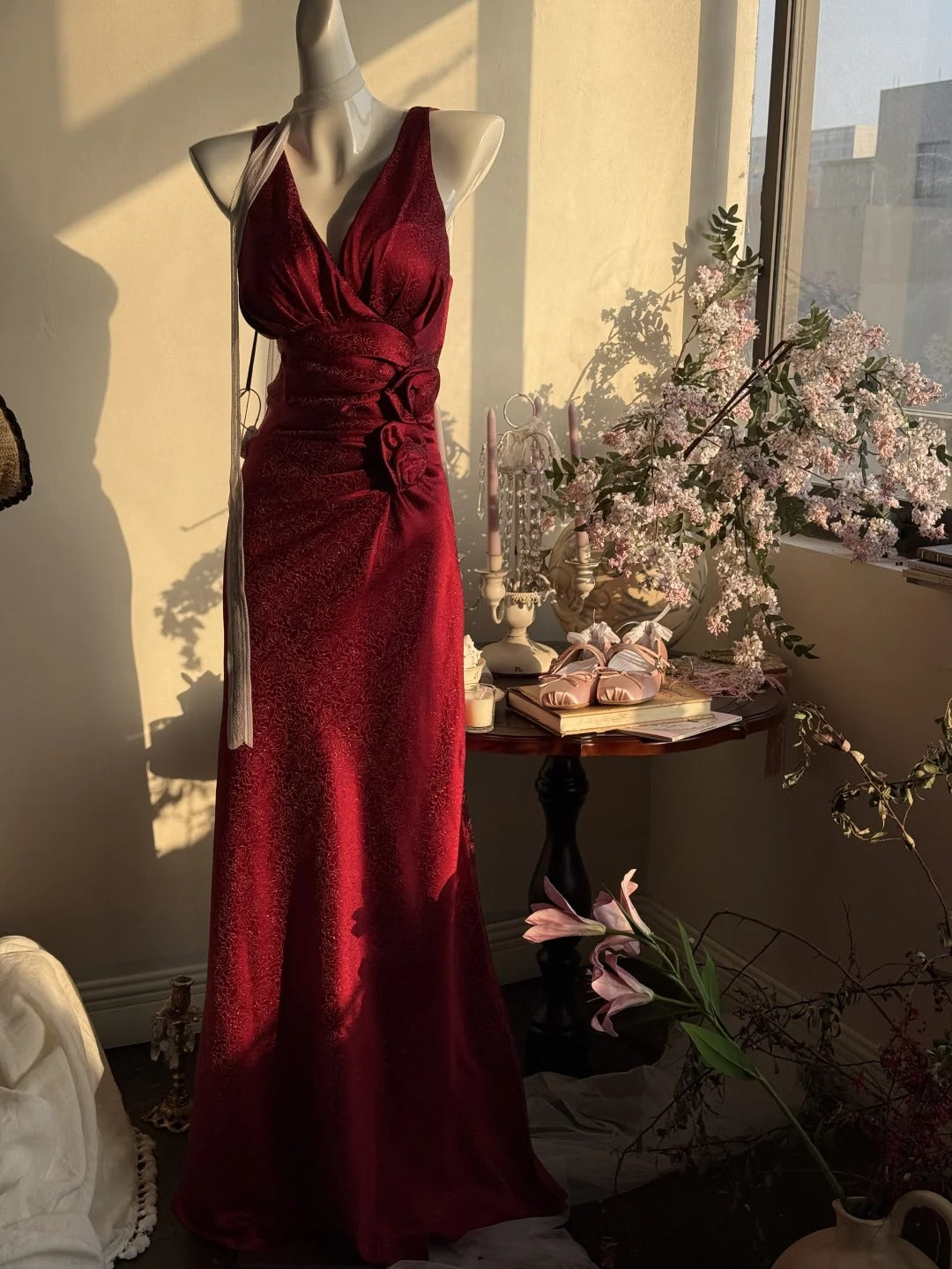 Elegant Burgundy Mermaid Jacquard Satin V-Neck Evening Dress Simple Prom Dress Main image