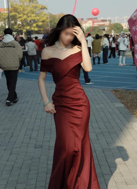 Elegant Burgundy Mermaid Off-The-Shoulder Satin Long Formal Prom Dresses Main image
