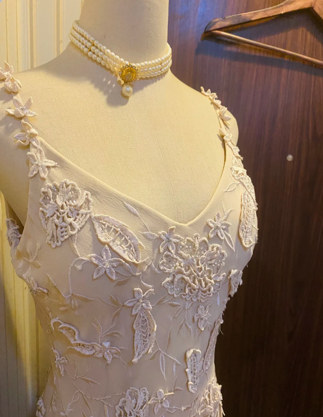 Elegant Ivory Deep V Halter-Neck Irregular Lace Formal Prom Dresses