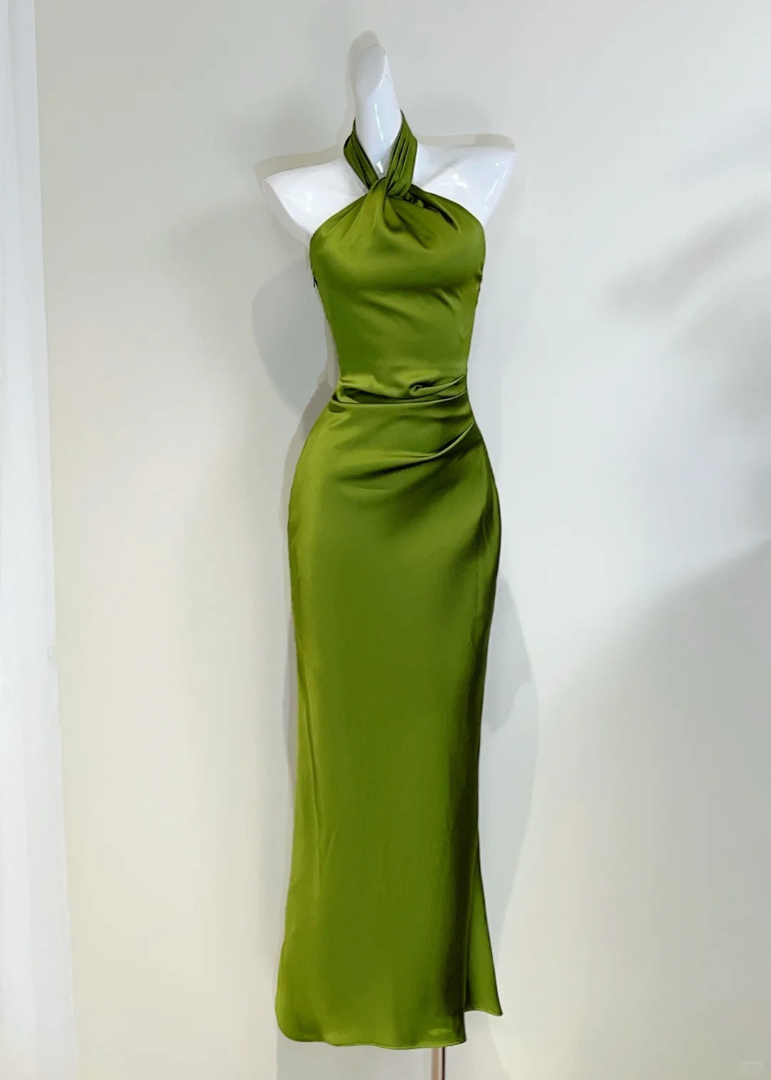 Elegant Minimalist Green Slim Halter Neck Satin Long Formal Prom Dresses Main image