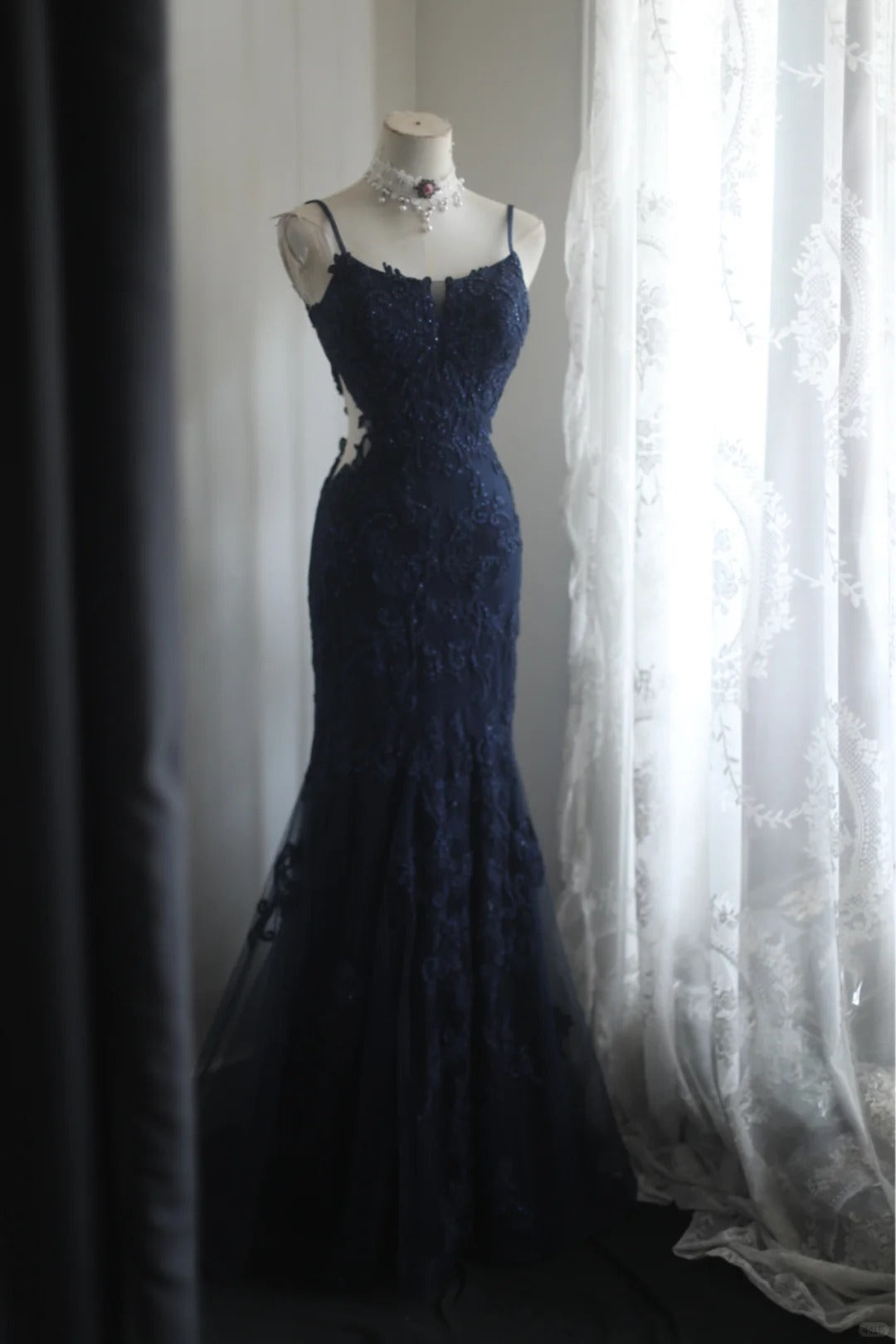 Elegant Navy Blue Mermaid Spaghetti Strap Lace Long Formal Prom Dresses Main image