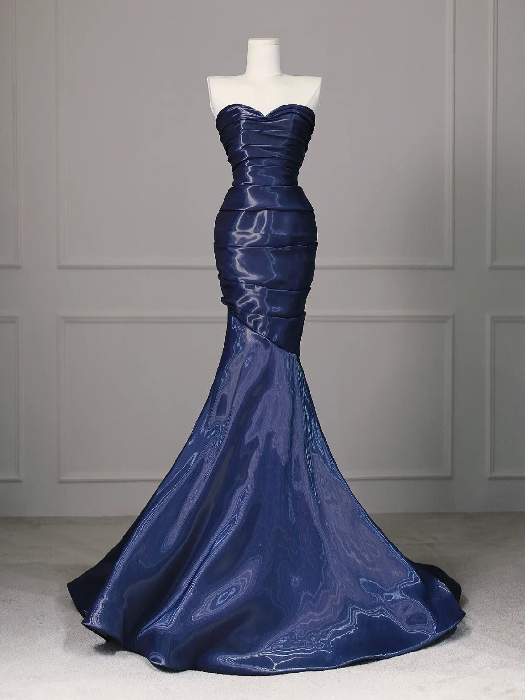 Elegant Navy Blue Mermaid Strapless Pleated Satin Long Formal Prom Dresses Secondary image
