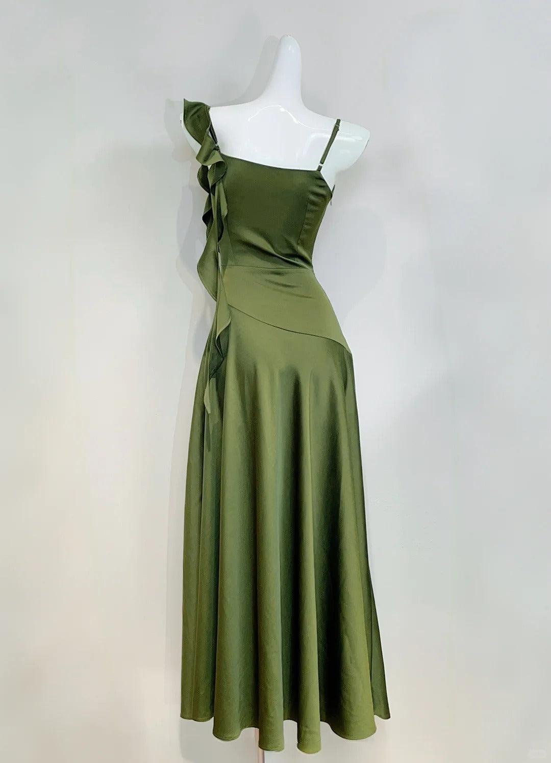 Elegant Olive Green Slim Fit Ruffled Satin Formal Prom Dresses