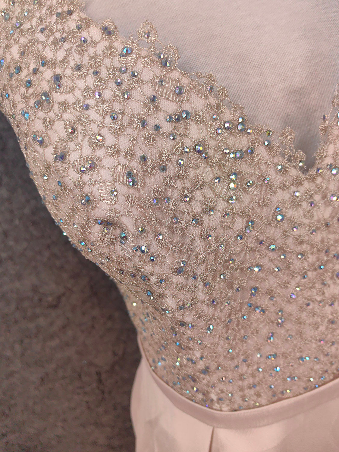 Elegant Pink Halter Neck V-Neck Rhinestone Lace Satin Long Formal Prom Dresses