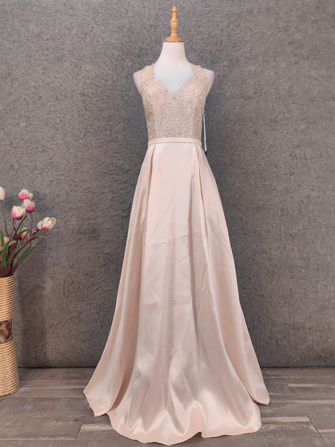 Elegant Pink Halter Neck V-Neck Rhinestone Lace Satin Long Formal Prom Dresses Main image