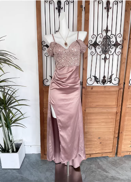 Elegant Pink Spaghetti Strap V-Neck Off-The-Shoulder Slit Sequin Satin Long Formal Prom Dresses Main image
