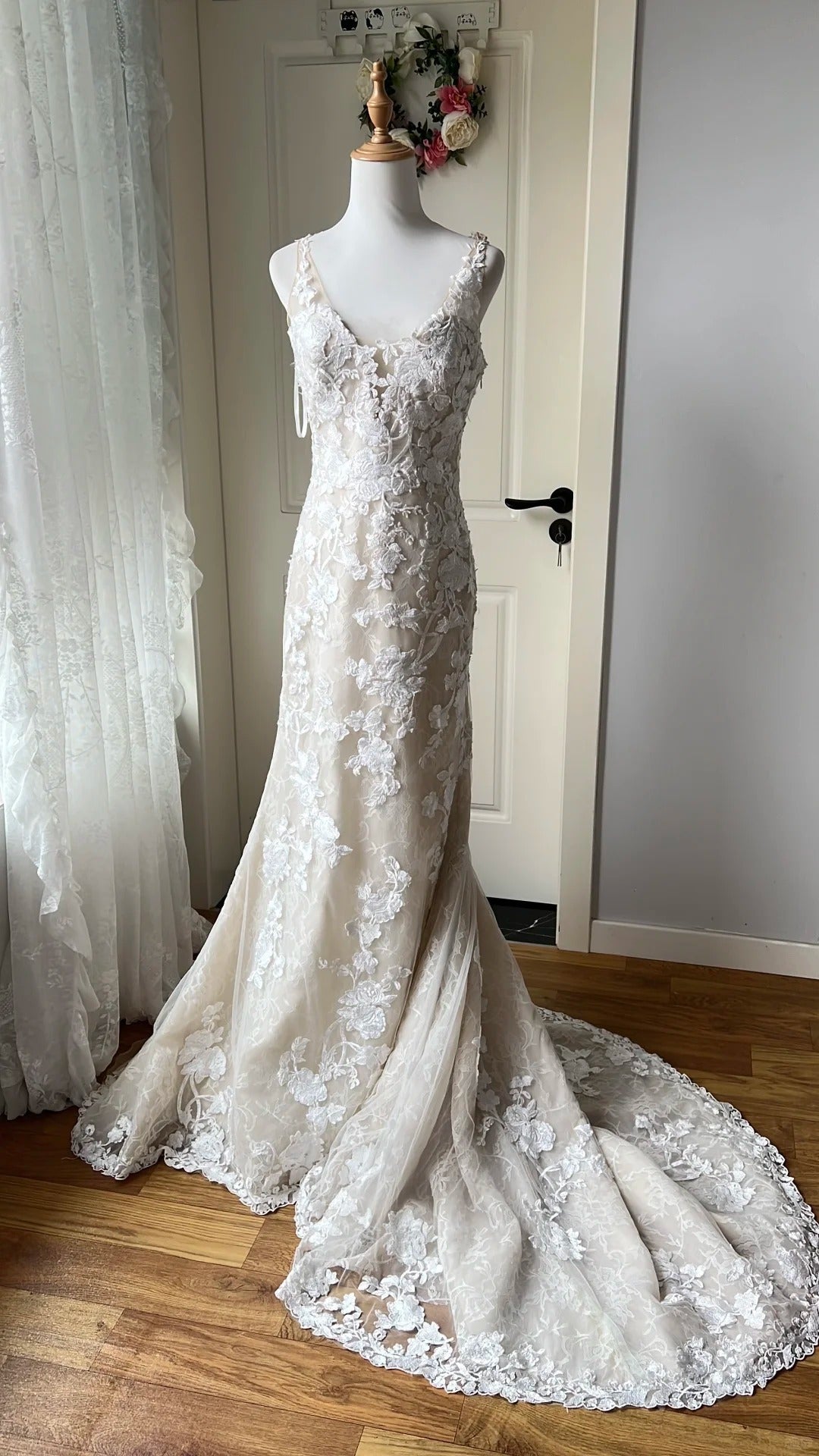 Elegant Retro Ivory Mermaid V-Neck Halter Lace Train Formal Prom Dresses Wedding Dresses Main image