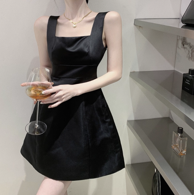 Elegant Simple Shoulder Strap Square Neck Satin A-Line Birthday Dresses Homecoming Dresses Main image