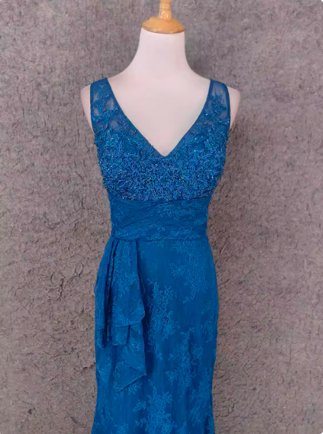 Elegant Vintage Royal Blue V-Neck Lace Long Formal Prom Dresses Secondary image