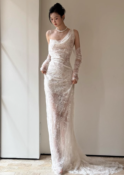 Elegant White Strappy Backless Lace Train Wedding Dresses