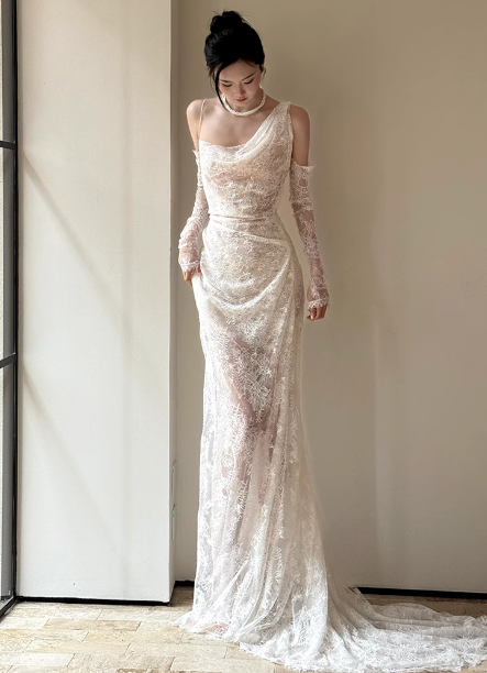 Elegant White Strappy Backless Lace Train Wedding Dresses