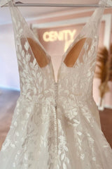 Fabulous Sweetheart Long V-Neck Sleeveless Lace Wedding Dresses Online