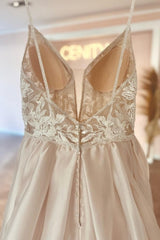 Fabulous V-Neck Spaghetti-Straps Sleeveless Long Lace Wedding Dresses Online