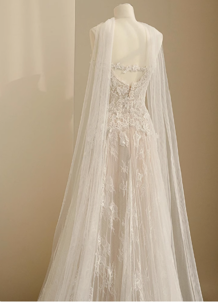 Flowing Lace Sweetheart Neckline A-Line Tulle Wedding Dresses