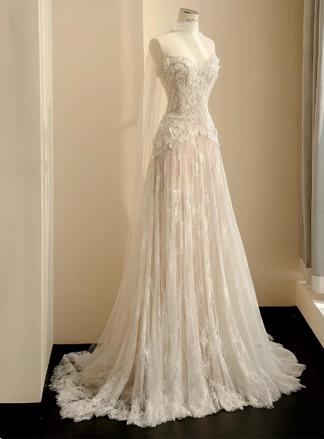 Flowing Lace Sweetheart Neckline A-Line Tulle Wedding Dresses Main image