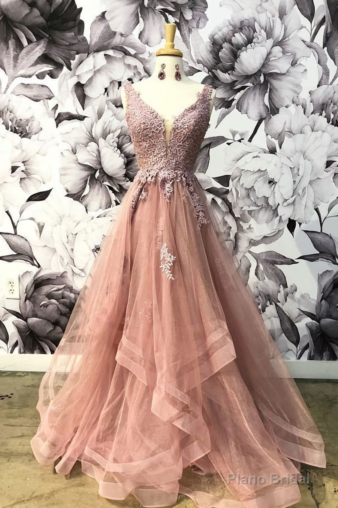 Unique Champagne Pink Tulle V Neck Lace Halter Lace Up Homecoming Dresses Main image