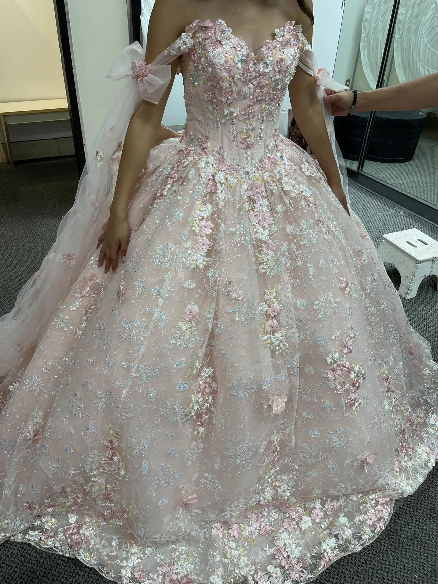 Gorgeous Pink Applique Ball Gowns Tulle Lace Off-The-Shoulder Long Quinceanera Dresses Tulle Sweet Birthday Dresses Secondary image